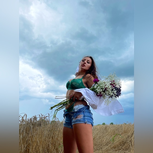 Meet your Posher, Liz - Picture 2 of 6